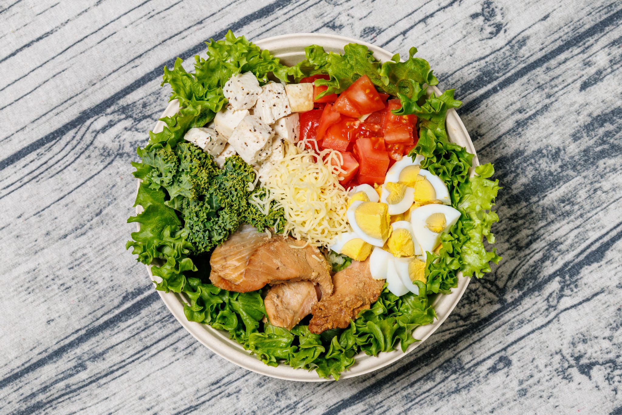 【美肌効果】サーモン・シーザーサラダボウル